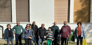 Volontari in strada a San Bernardino per rimuovere i rifiuti