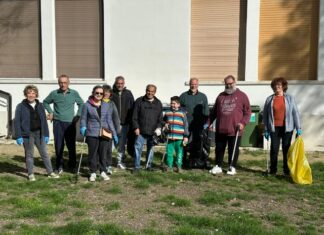 Volontari in strada a San Bernardino per rimuovere i rifiuti