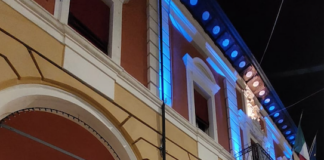 Giornata per la consapevolezza dell’autismo: s’illumina il municipio di Massa Lombarda