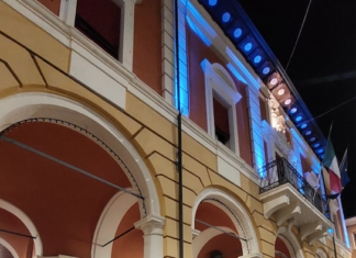 Giornata per la consapevolezza dell’autismo: s’illumina il municipio di Massa Lombarda