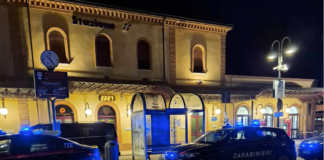 Coppia si apparta in auto: denunciata per atti osceni in luogo pubblico