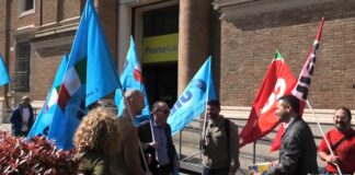 Presidio davanti alle Poste. “Fermiamo la riorganizzazione e i tagli”