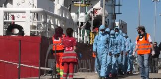 Terminato lo sbarco della Life Support: 82 migranti tra cui tre bambini e una donna incinta