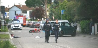 Grave incidente tra moto e auto. Muore 19enne dopo il trasporto in Pronto Soccorso