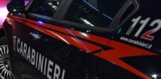 Minaccia il fratello con un coltello, lo rapina e poi aggredisce i Carabinieri