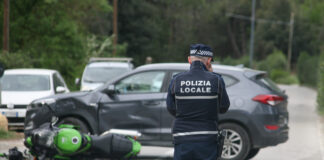 Scontro auto-moto: motociclista trasportato al Bufalini