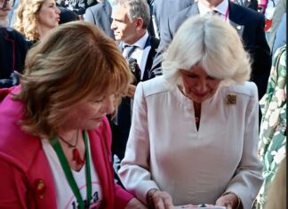 Contrasto alla Violenza di Genere: Linea Rosa ha donato una mattonella in mosaico alla regina Camilla