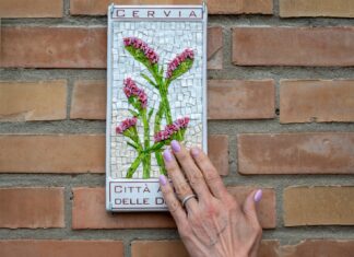 La mattonella di Linea Rosa in dono al Presidente Mattarella e a Carlo e Camilla