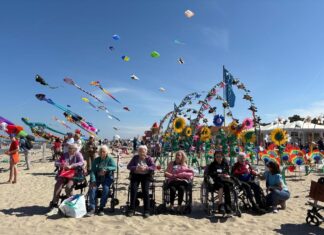 Un centinaio di nonni col naso all’insù: la terza età protagonista di Artevento