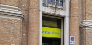 Sindacati in presidio davanti alla sede di Poste Italiane di Ravenna