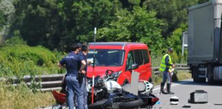 Schianto in via Romea Nord: muore motociclista