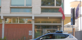 Lite in un bar: interviene la Polizia, ma uno dei due contendenti aggredisce gli agenti