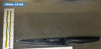 Picchia e ferisce la compagna incinta: arrestato