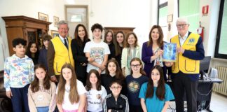 Oggetti di casa recuperati e venduti per finanziare la biblioteca scolastica