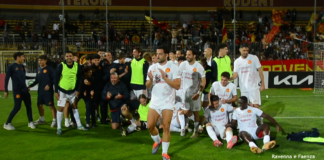 I festeggiamenti sotto la curva dei giocatori del Ravenna