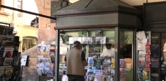 L’edicola di piazza del Popolo chiuderà in autunno. “Un appello ai giovani per rilanciarle”
