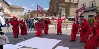 Le Red Rebels di Extinction Rebellion a Faenza per ricordare l’alluvione
