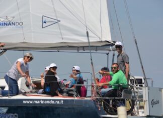 TuttiinbarcAbili 2025: 15 anni di vela, inclusione e territorio. Una flotta di 20 barche, circa 160 persone a bordo