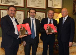 Consegnato ad Antonio Patuelli il volume “L’etica al centro dell’attività dell’Uomo e del Banchiere”