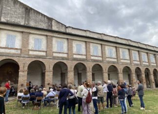 Bagnavallo. Tra le rose, la tavola e la voce: serata all’ex Convento di San Giovanni