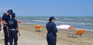 Tragedia: Pinarella travolta e uccisa mentre prende il sole, dal trattore delle pulizie spiagge.