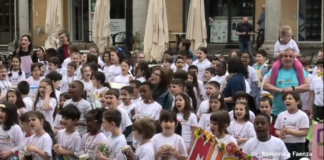 Flash mob musicale in Piazza del Popolo a Faenza con la scuola Pirazzini