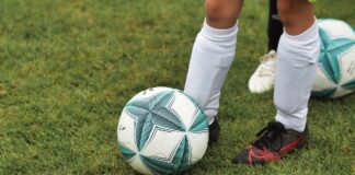 Calciatore ospite aggredito da tifoso, società si “auto punisce”