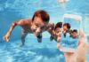 Con lo smartphone in piscina a scattare foto sott’acqua