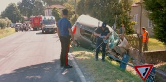 Castiglione di Ravenna: sbanda con l’auto e finisce sulla recinzione di una casa. Due i feriti