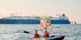 Greenpeace in azione nel mare Adriatico contro l’intesa Meloni-Trump sull’energia: «investire ancora sul gas fossile significa bruciare il nostro futuro»
