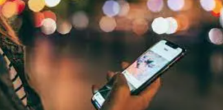 Cellulare di insegnante su sito incontri, donna a processo