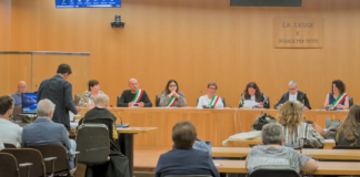 Affogò la moglie malata di Alzheimer nella vasca: al via il processo