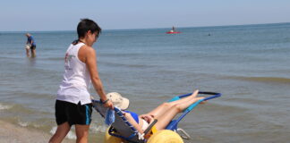 Cervia: parte “Bagnino per amico”, il servizio gratuito in spiaggia per portatori di disabilità su 9 km di costa