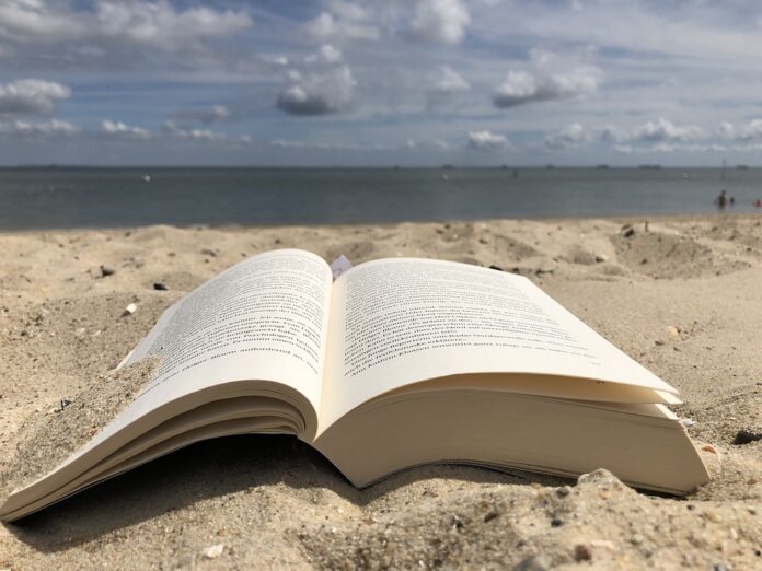 leggere-libri-spiaggia