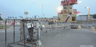 Marina di Ravenna: il traghetto sbatte in manovra e demolisce la torre faro. Paura in banchina