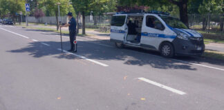 Cadono a terra con gli scooter per evitare l’impatto con un’auto: due ragazzi in ospedale