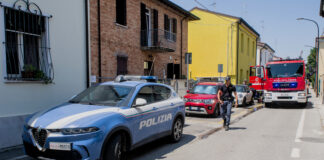 Fiamme e fumo in un appartamento in via Colombo Lolli