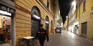 Accoltellamento in pieno centro: un ferito, si cercano le altre persone coinvolte