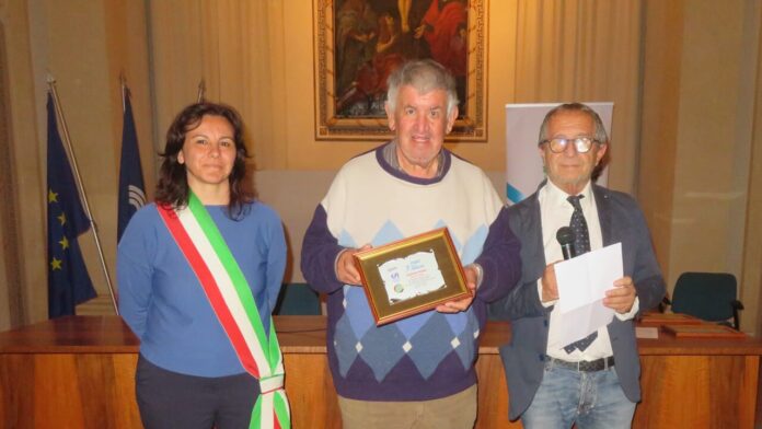 2024 il premiato Giorgio Pasini tra l'assessore Martina Laghi e il presidente Panathlon Mingazzini copia