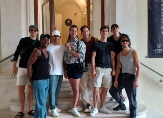 Gli artisti de Les’Etoiles pour homme in visita ai Musei Byron e del Risorgimento