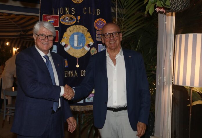 06–07-2025- Il Lions Club “Ravenna Bisanzio”, con otre trent’anni di attività di servizio del mondo del bisogno, ha insediato il nuovo Presidente e il Consiglio Direttivo. A succedere a Francesco Palermo è subentrato Pietro Querzani, già Prim