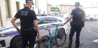 Bici rubata in piazza Kennedy: dopo la denuncia, la Polizia Locale riesce a rintracciarla