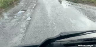 Via Baiona: con la pioggia aumentano il degrado dell’asfalto e i disagi