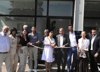 Taglio del nastro per la nuova sede di Agenzia Nuova Casa in piazza Baracca