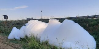 Fosso Vecchio, riesplode l’allarme ambientale: dal canale esondano cumuli di schiuma