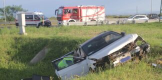 Cervia: colpo di sonno salta la rotonda e si schianta su una buca. Due i feriti