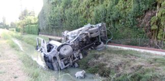 Autospurgo finisce nel fosso: due feriti, uno al Bufalini