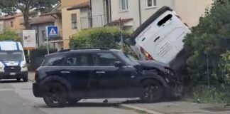 Ravenna, “spettacolare” incidente all’incrocio: furgone si ribalta sopra un’auto, tre feriti fortunatamente lievi