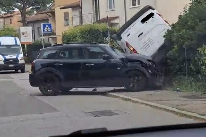 acc2b738-0f1d-403e-bb53-e24259c93d6d