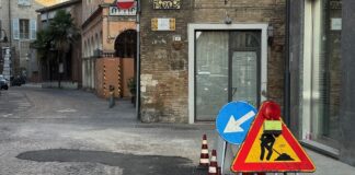 Grandi (FdI):” lavori stradali in via Gordini prima e dopo la visita di Re Carlo, ennesimo caso di malagestio di risorse pubbliche”